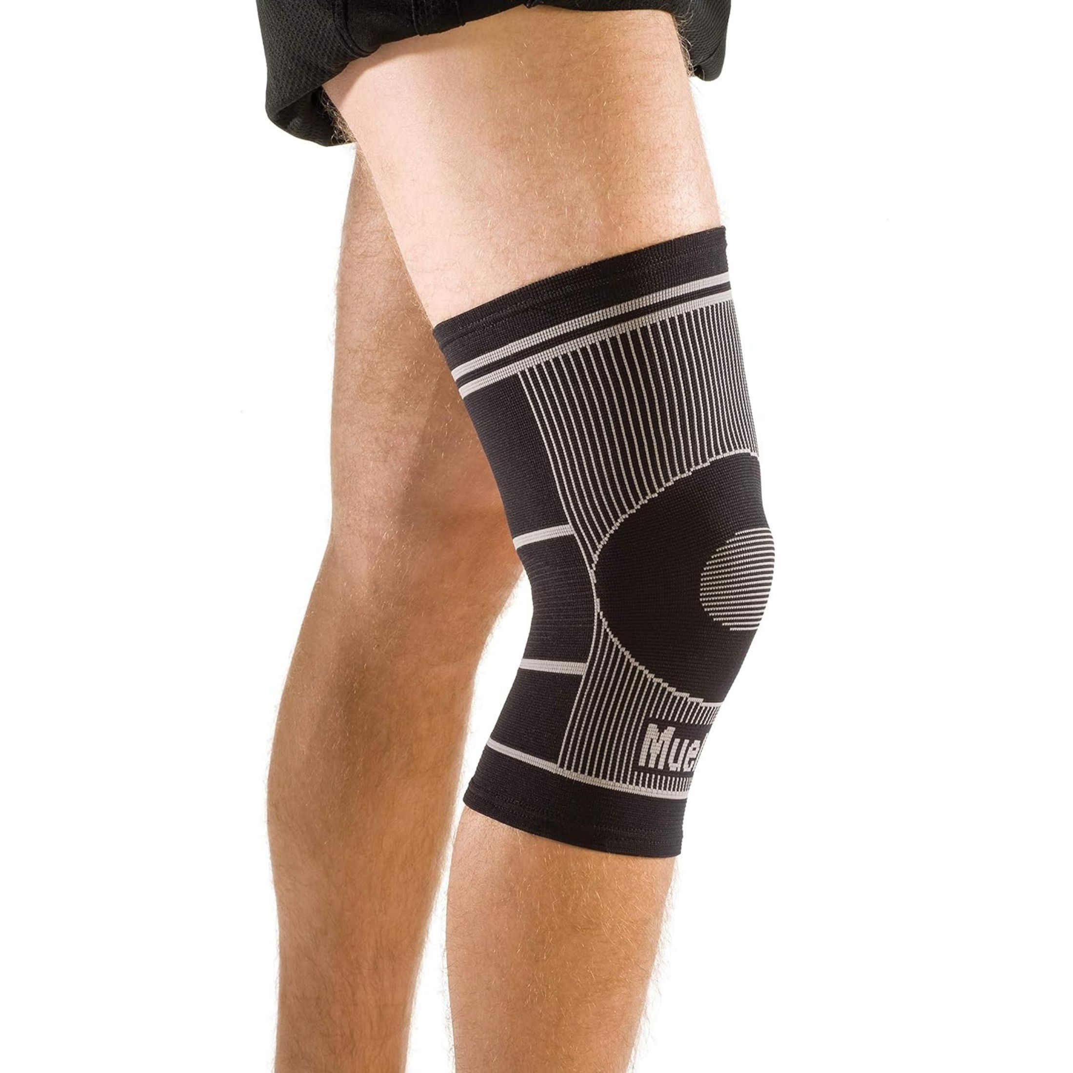 Mueller 4-Way Stretch Knee Support S/M – Small/Medium 1
