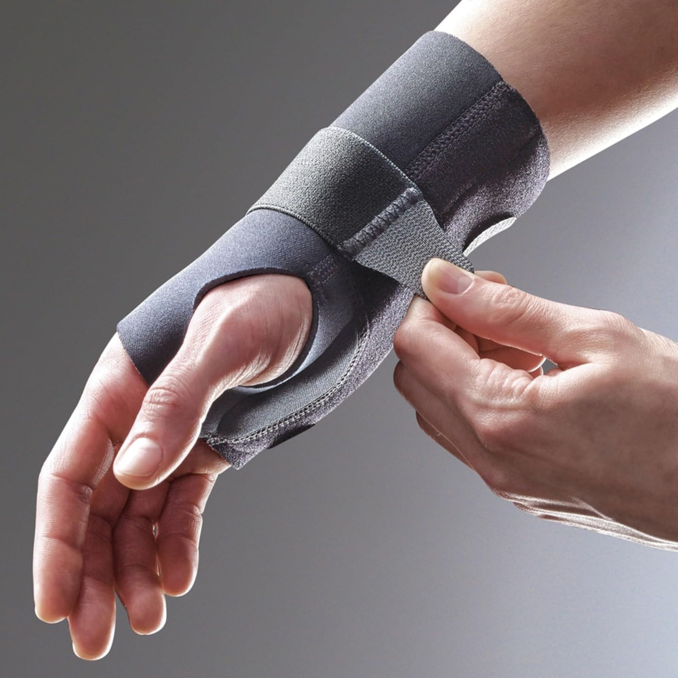 Futuro Wrist Brace, Energizing, Moderate Stabilizing Support, Right Hand, L-XL